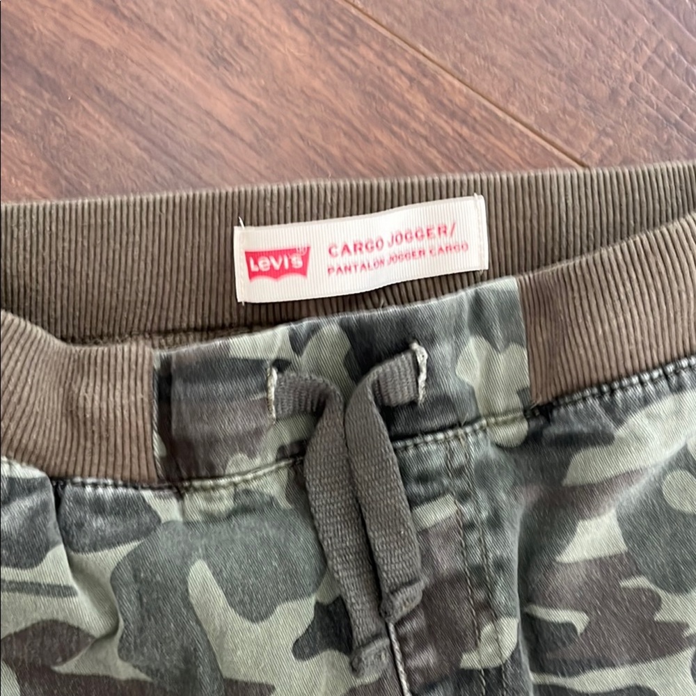 Kids Levi’s Camouflage Cargo Jogger Pants - Picture 2 of 3